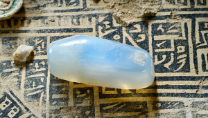découvrez la calcédoine, une pierre précieuse symbole de douceur et de communication pacifique. ses vertus apaisantes favorisent l’écoute et l’harmonie dans vos relations au quotidien.