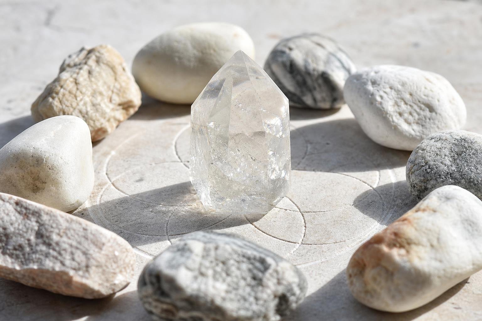 découvrez comment le cristal de roche peut amplifier vos énergies et apporter clarté et équilibre dans votre vie quotidienne.